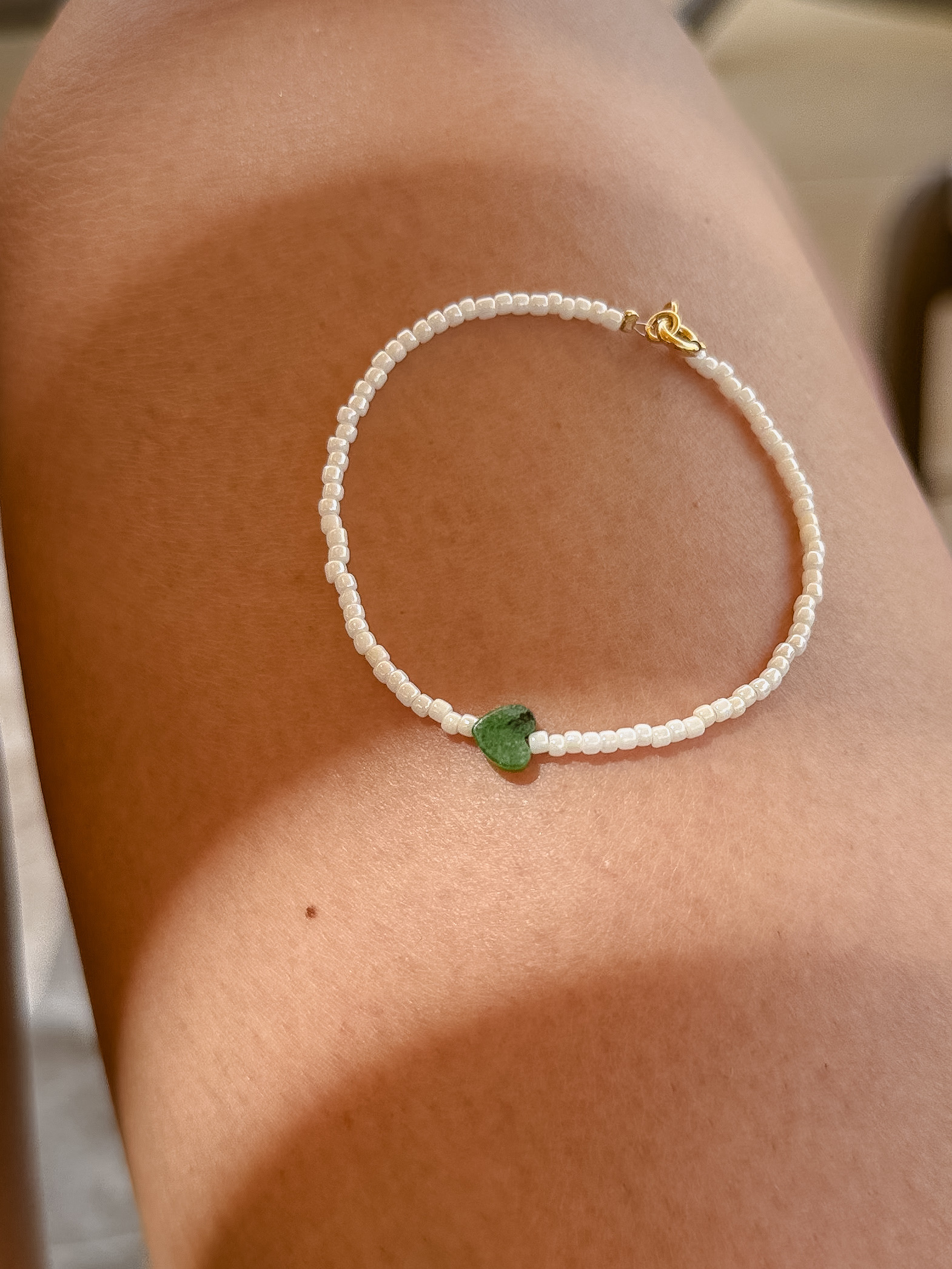 BRANSOLETKA MAŁE SERCE NA SZKLANYCH KORALIKACH GREEN