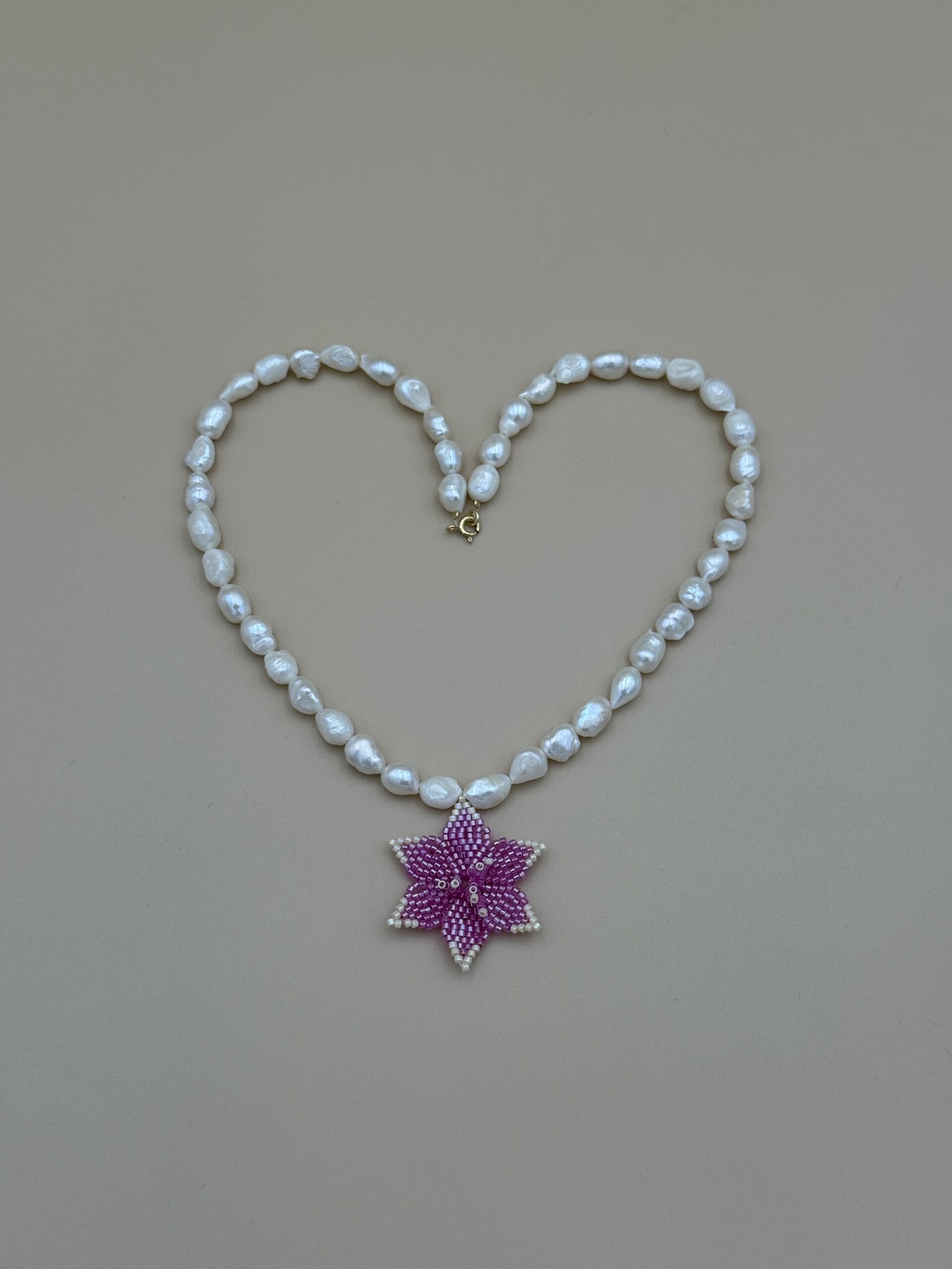 NASZYJNIK LILIA WODNA NA PERŁACH - obrazek 3