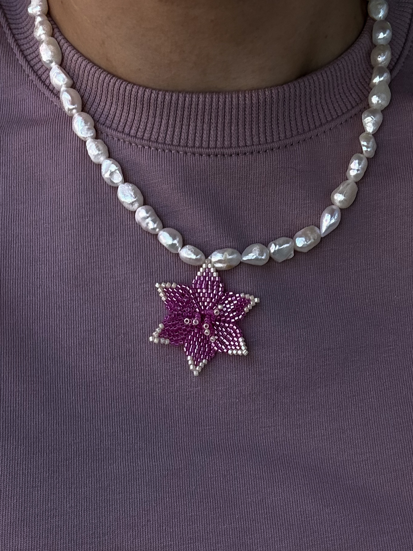 NASZYJNIK LILIA WODNA NA PERŁACH