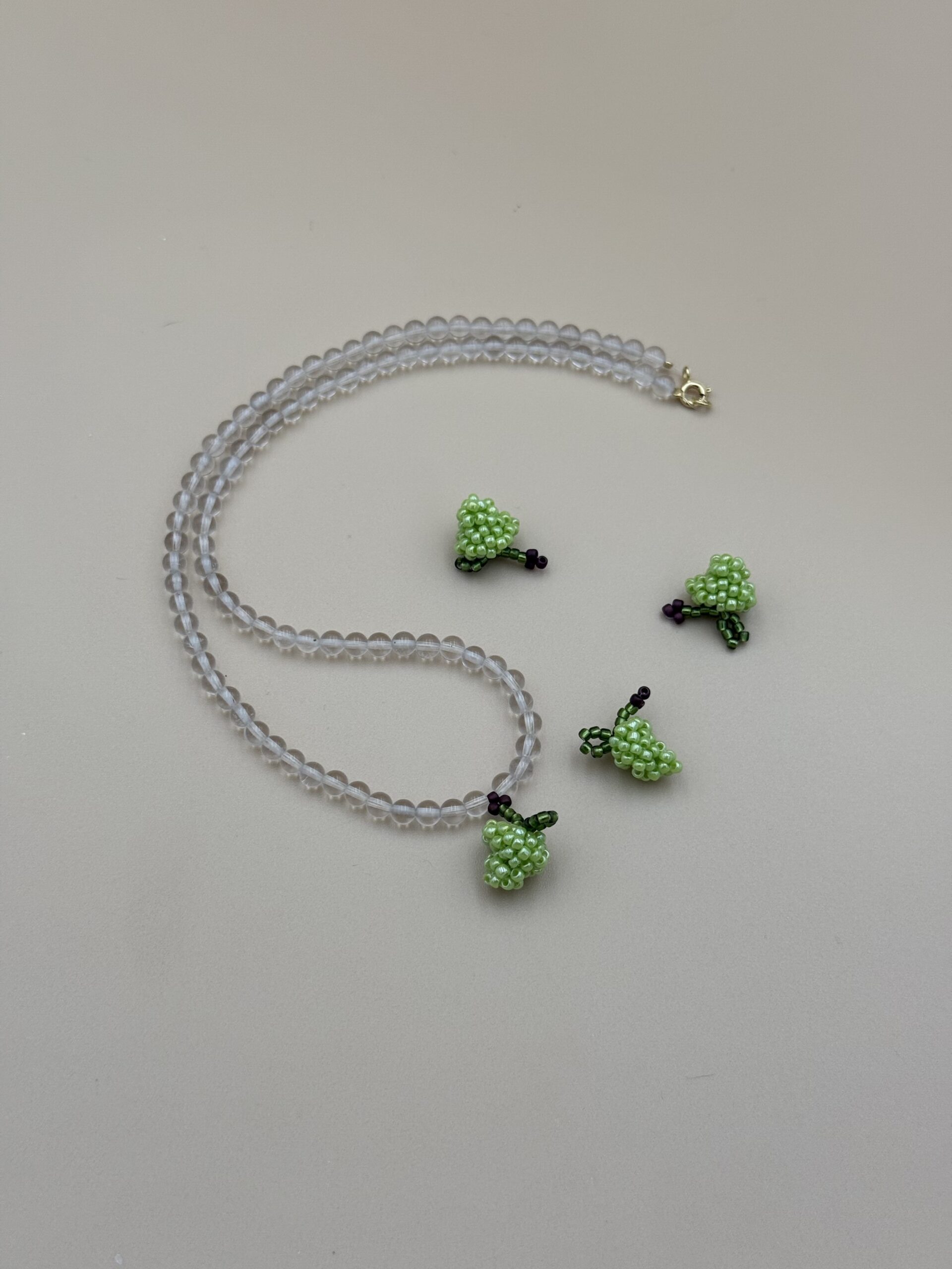 NASZYJNIK WINOGRONA NA KRYSZTALE GÓRSKIM ZIELONE