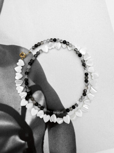 NASZYJNIK SERCA Z MUSZLI NA KWARCU NOIR