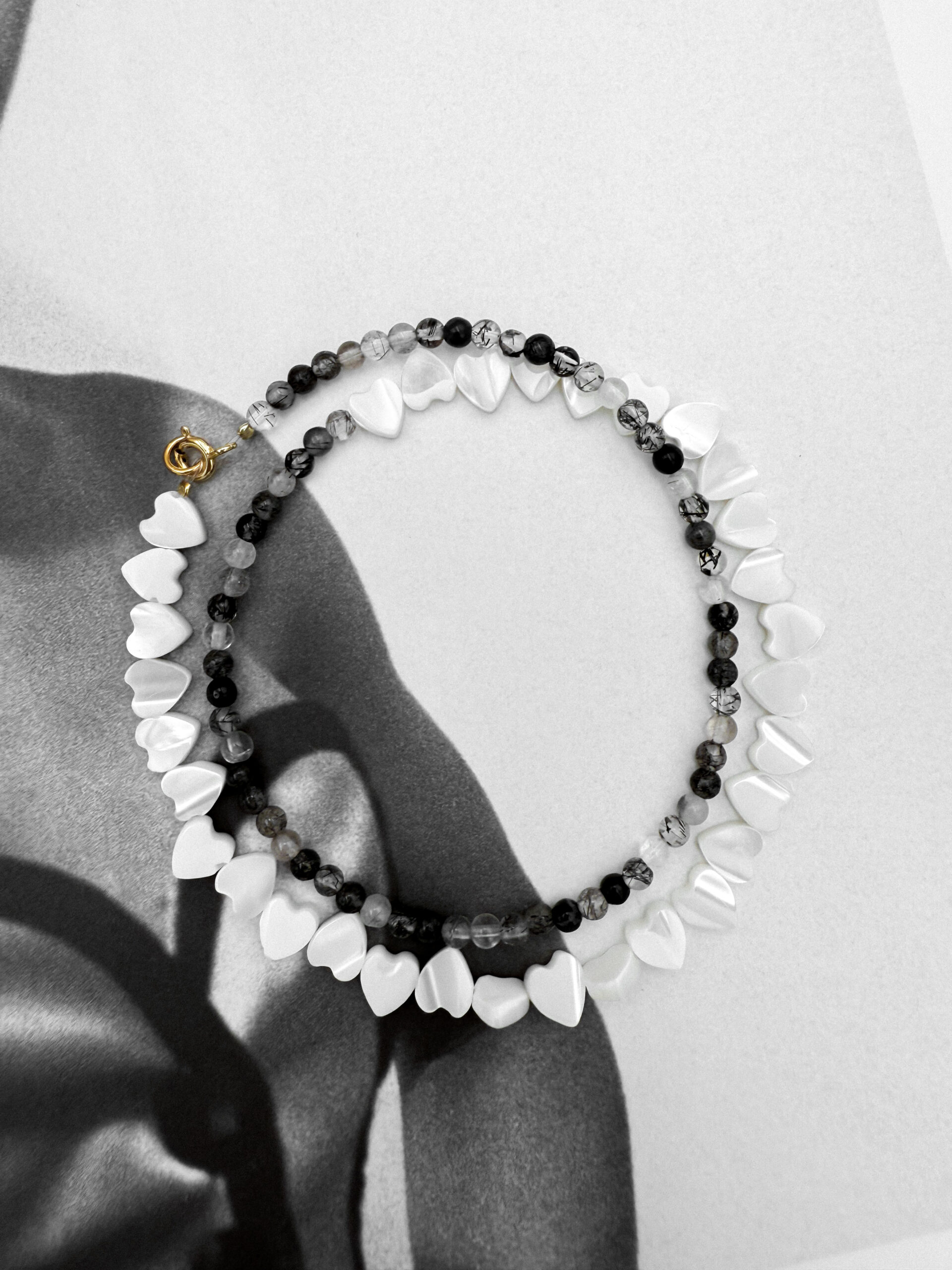 NASZYJNIK SERCA Z MUSZLI NA KWARCU NOIR