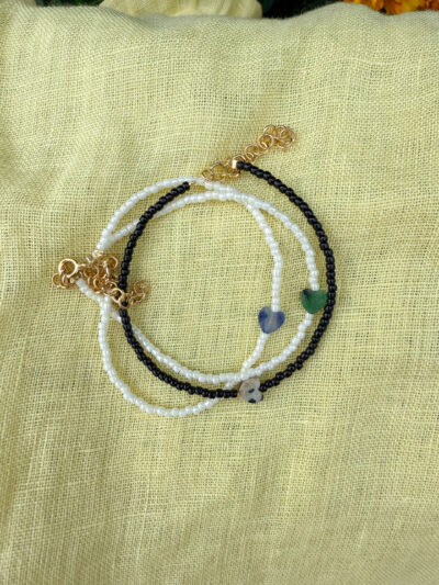 BRANSOLETKA MAŁE SERCE NA SZKLANYCH KORALIKACH NOIR