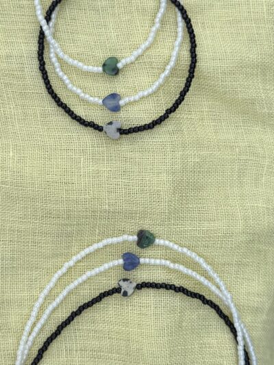 BRANSOLETKA MAŁE SERCE NA SZKLANYCH KORALIKACH BLUE