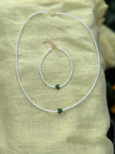 BRANSOLETKA MAŁE SERCE NA SZKLANYCH KORALIKACH GREEN