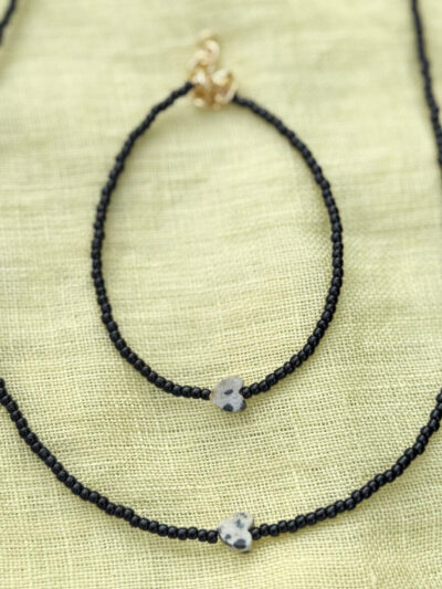 BRANSOLETKA MAŁE SERCE NA SZKLANYCH KORALIKACH NOIR