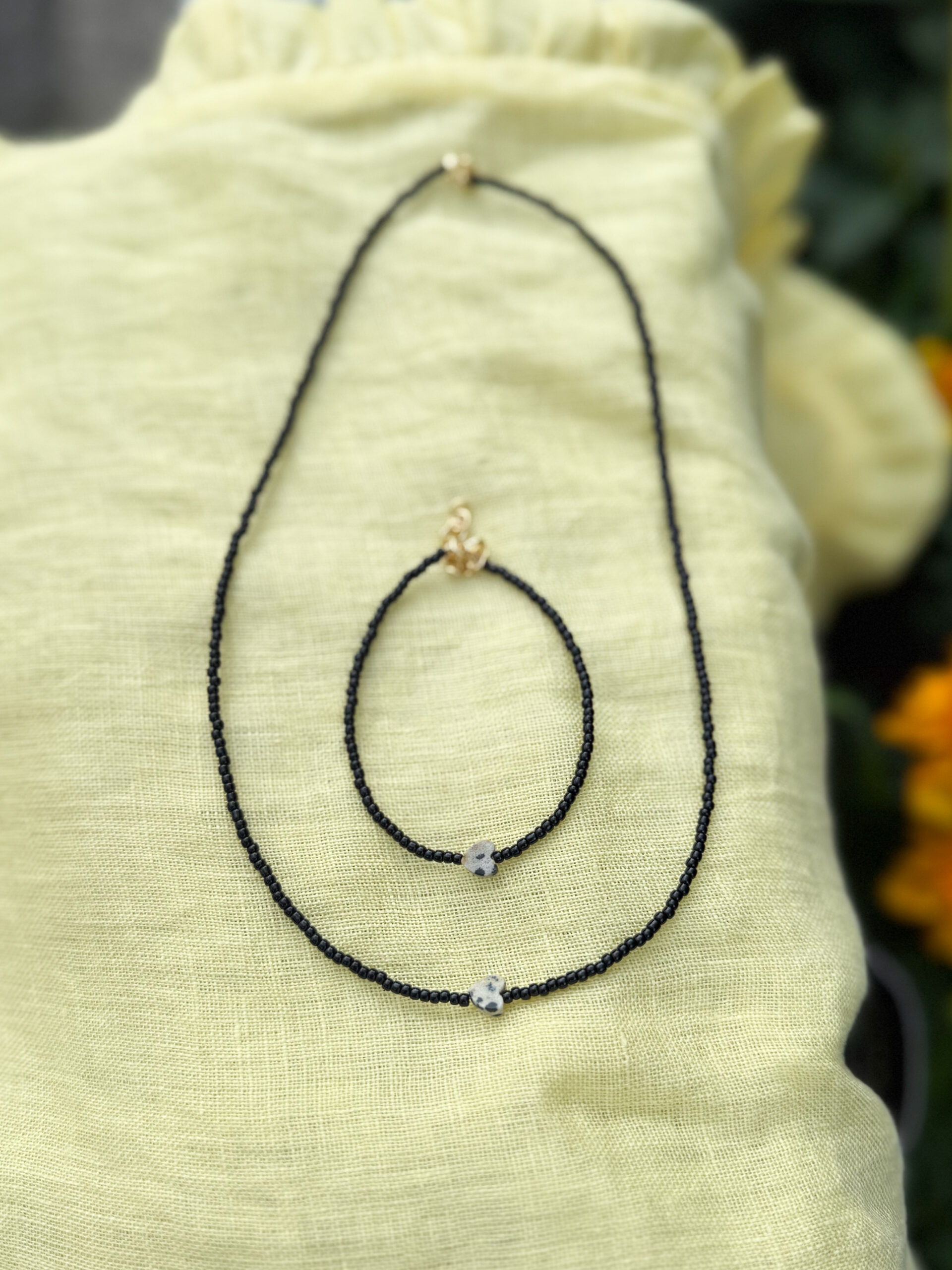 NASZYJNIK MAŁE SERCE NA SZKLANYCH KORALIKACH NOIR