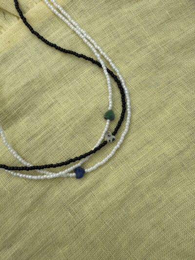 NASZYJNIK MAŁE SERCE NA SZKLANYCH KORALIKACH NOIR