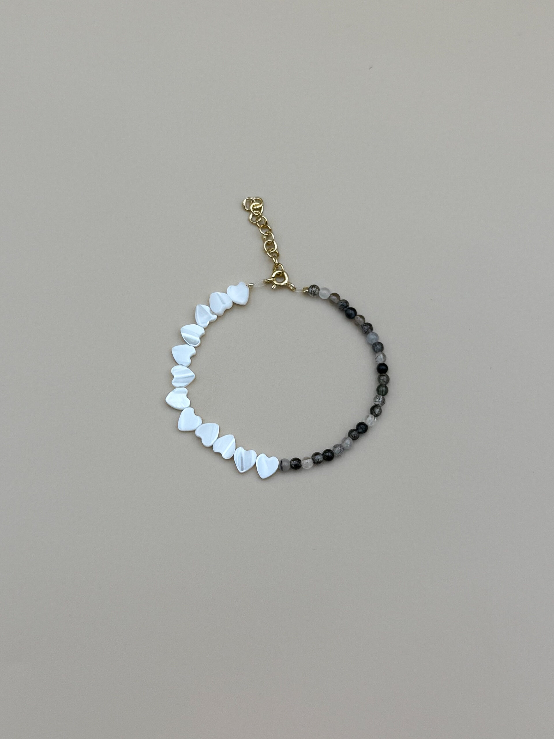 BRANSOLETKA SERCA Z MUSZLI NA KWARCU NOIR