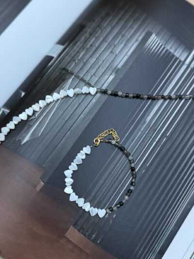 BRANSOLETKA SERCA Z MUSZLI NA KWARCU NOIR