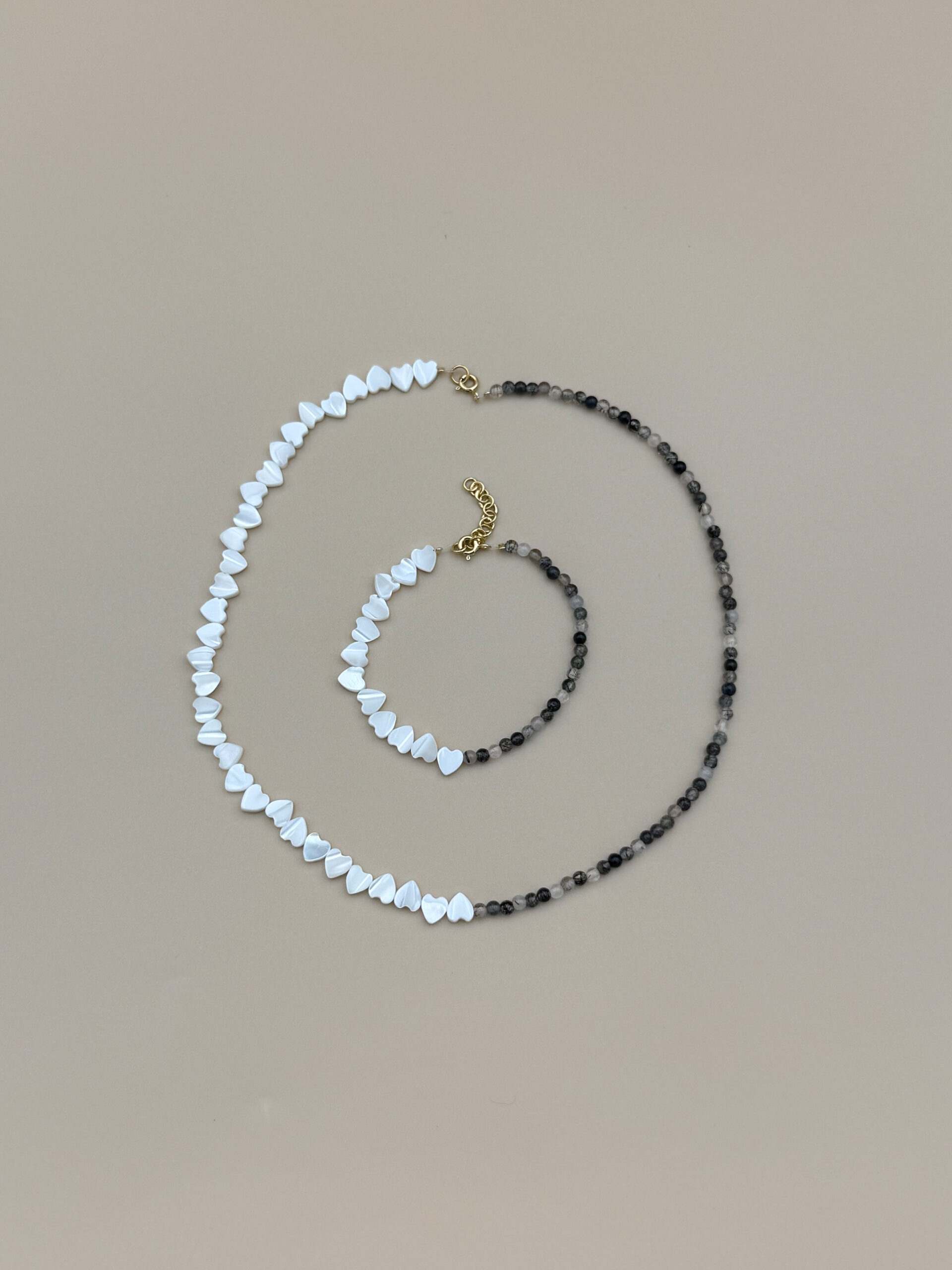 BRANSOLETKA SERCA Z MUSZLI NA KWARCU NOIR - obrazek 3