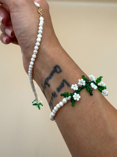 BRANSOLETKA STOKROTKI NA PERŁACH