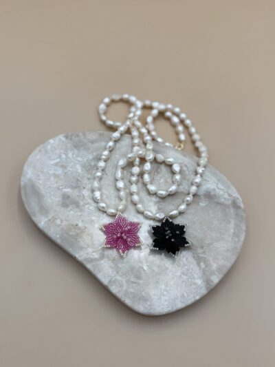 NASZYJNIK LILIA WODNA NA PERŁACH NOIR