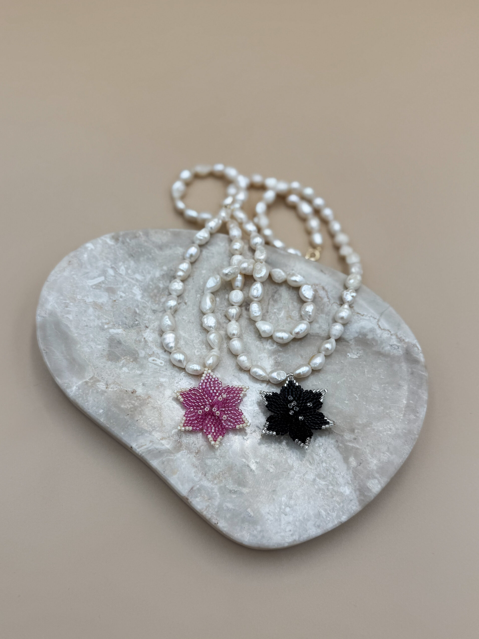 NASZYJNIK LILIA WODNA NA PERŁACH NOIR - obrazek 2