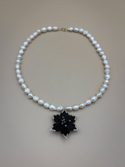 NASZYJNIK LILIA WODNA NA PERŁACH NOIR