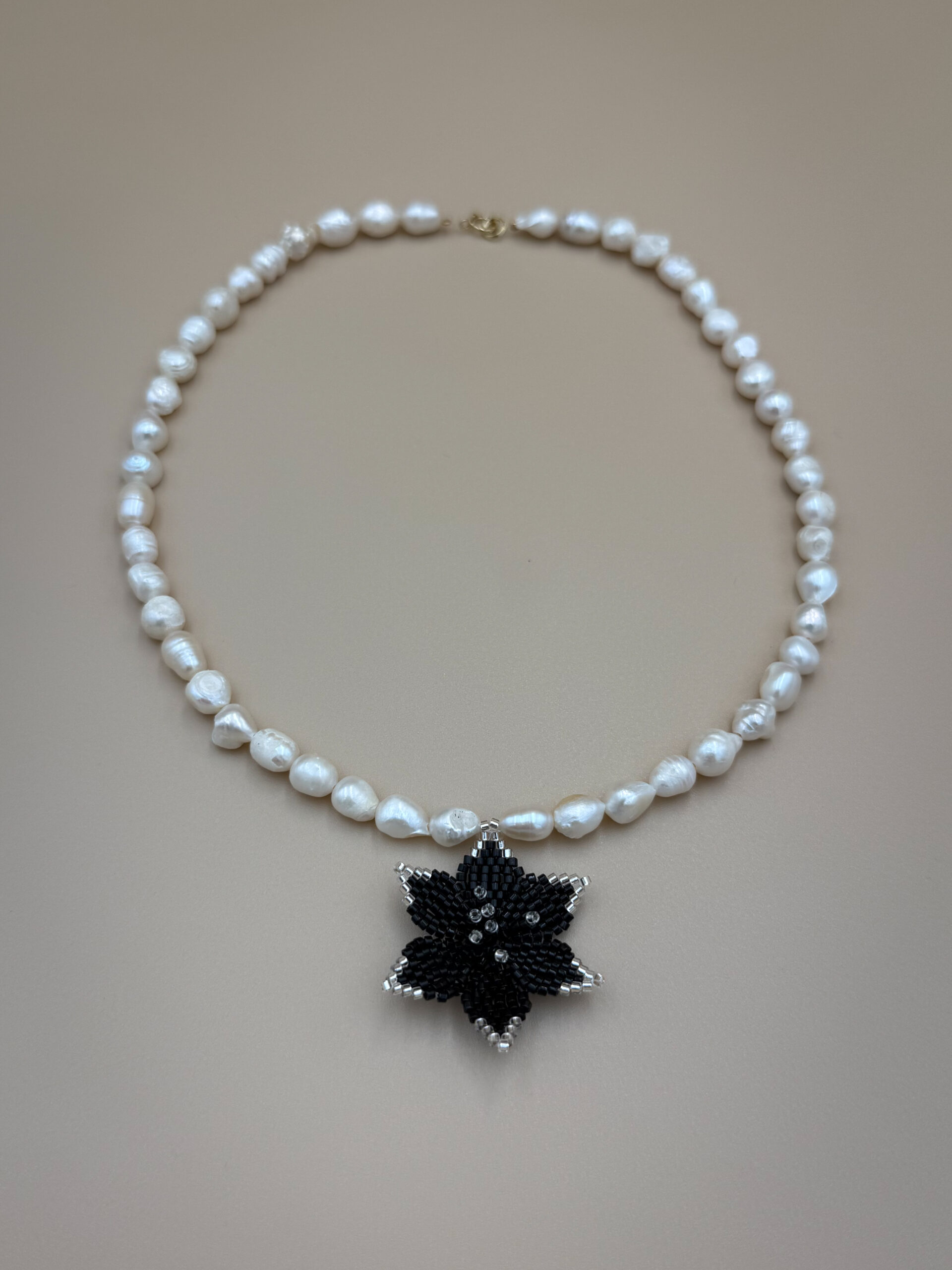 NASZYJNIK LILIA WODNA NA PERŁACH NOIR