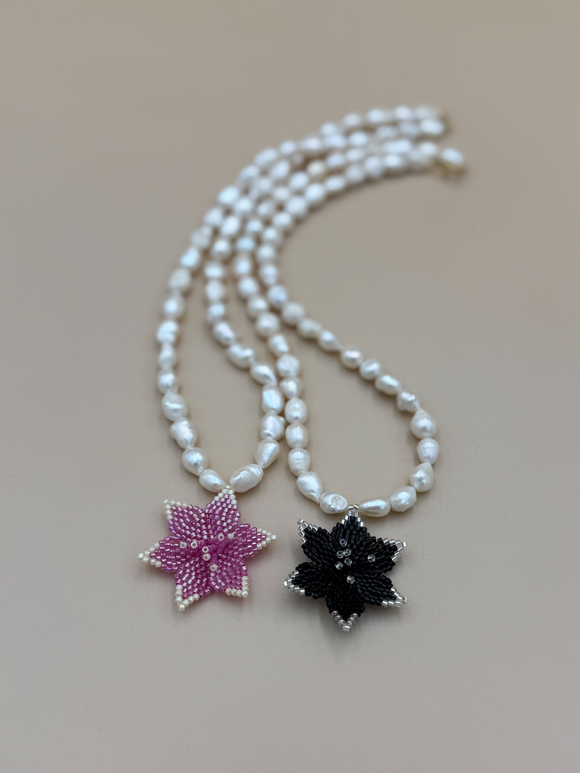 NASZYJNIK LILIA WODNA NA PERŁACH NOIR - obrazek 3