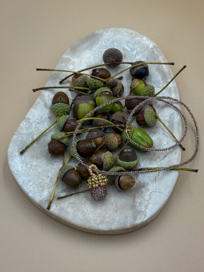 NASZYJNIK Z KORALIKOWYM ŻOŁĘDZIEM