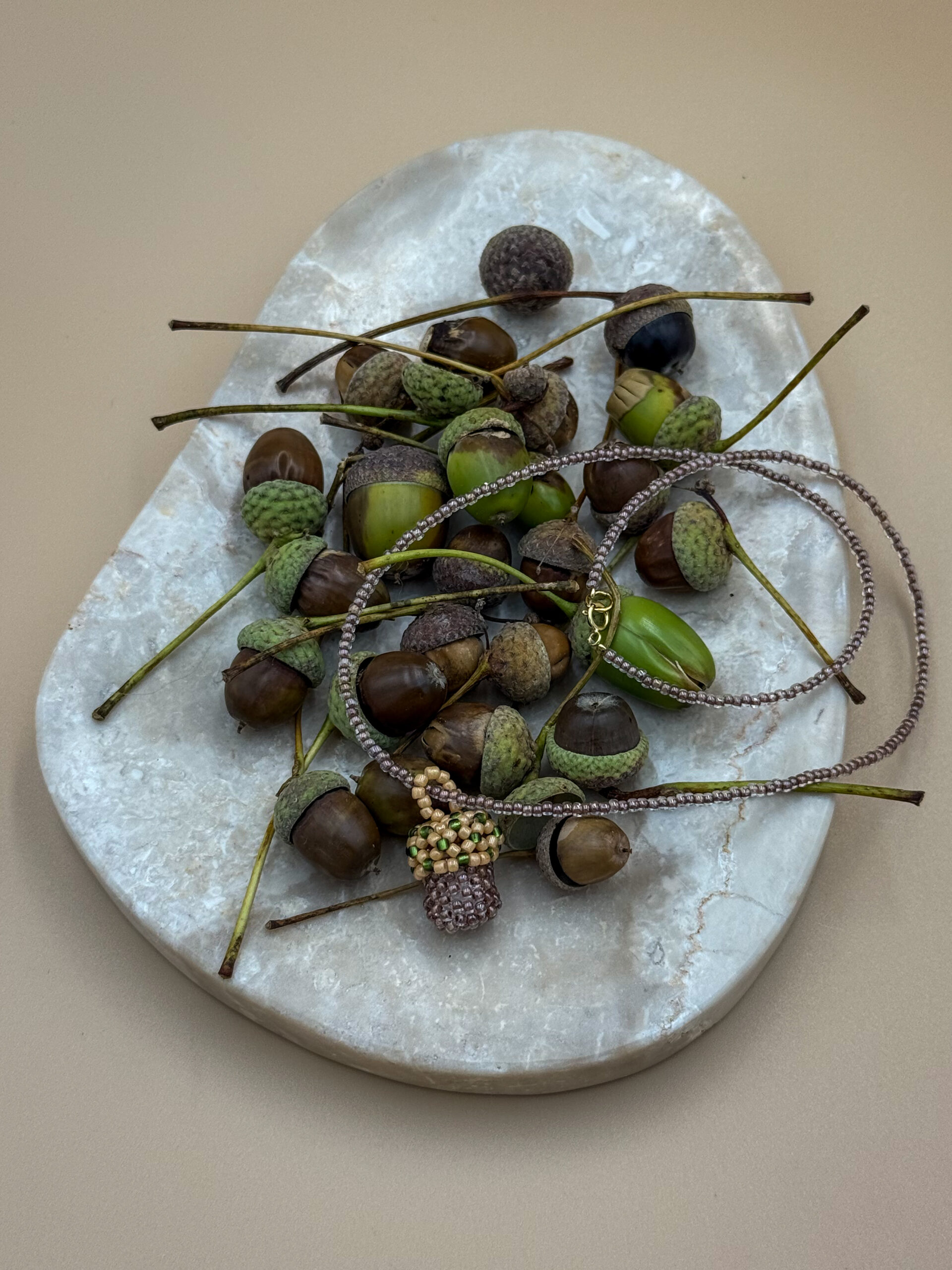 NASZYJNIK Z KORALIKOWYM ŻOŁĘDZIEM - obrazek 2