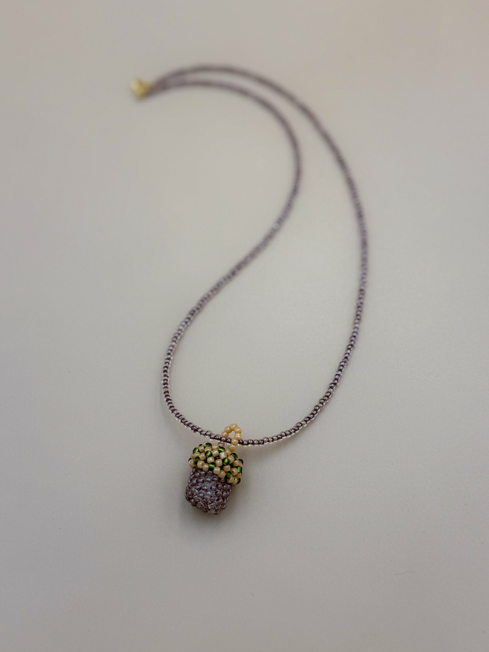 NASZYJNIK Z KORALIKOWYM ŻOŁĘDZIEM