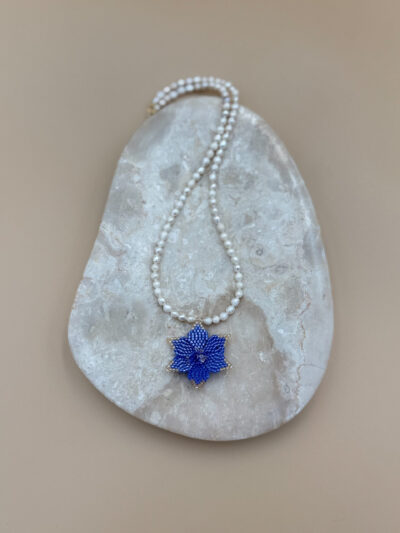 NASZYJNIK LILIA WODNA NA PERŁACH BLUE DAZZLING