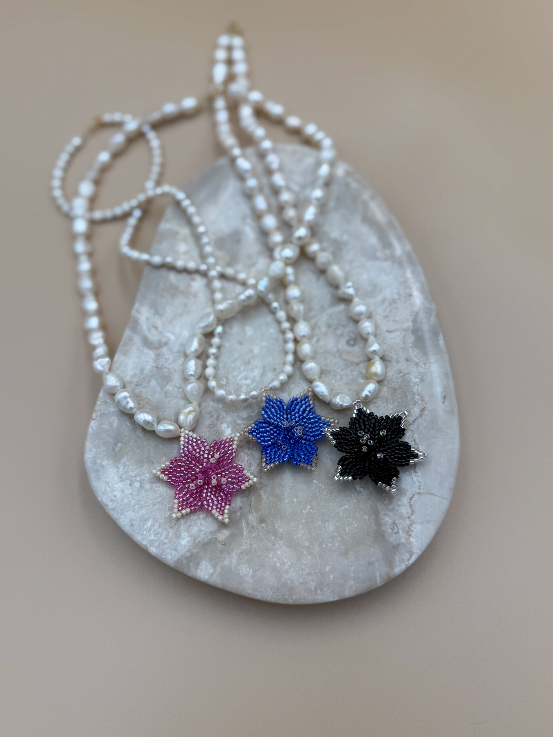 NASZYJNIK LILIA WODNA NA PERŁACH BLUE DAZZLING - obrazek 4