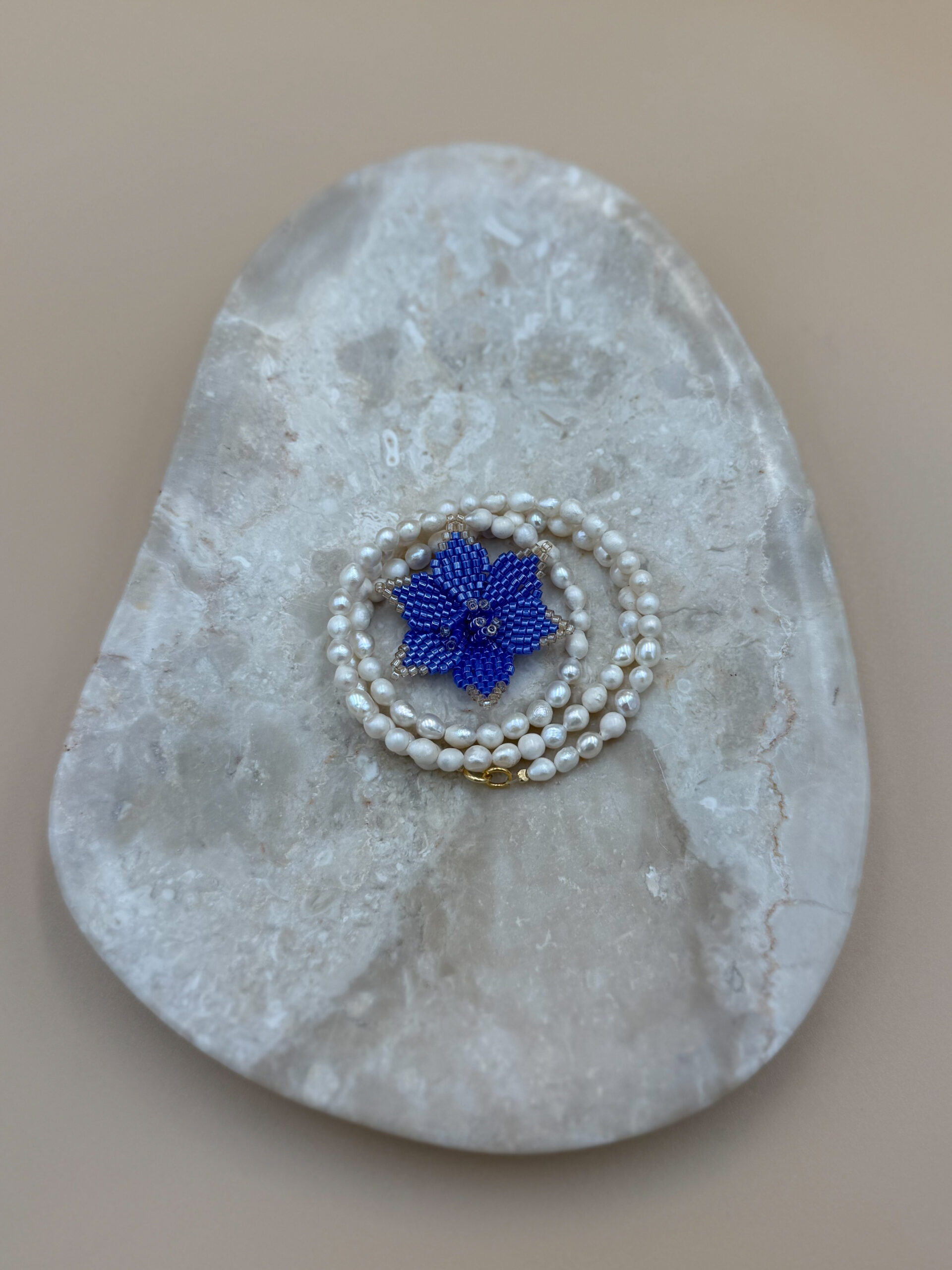 NASZYJNIK LILIA WODNA NA PERŁACH BLUE DAZZLING - obrazek 3