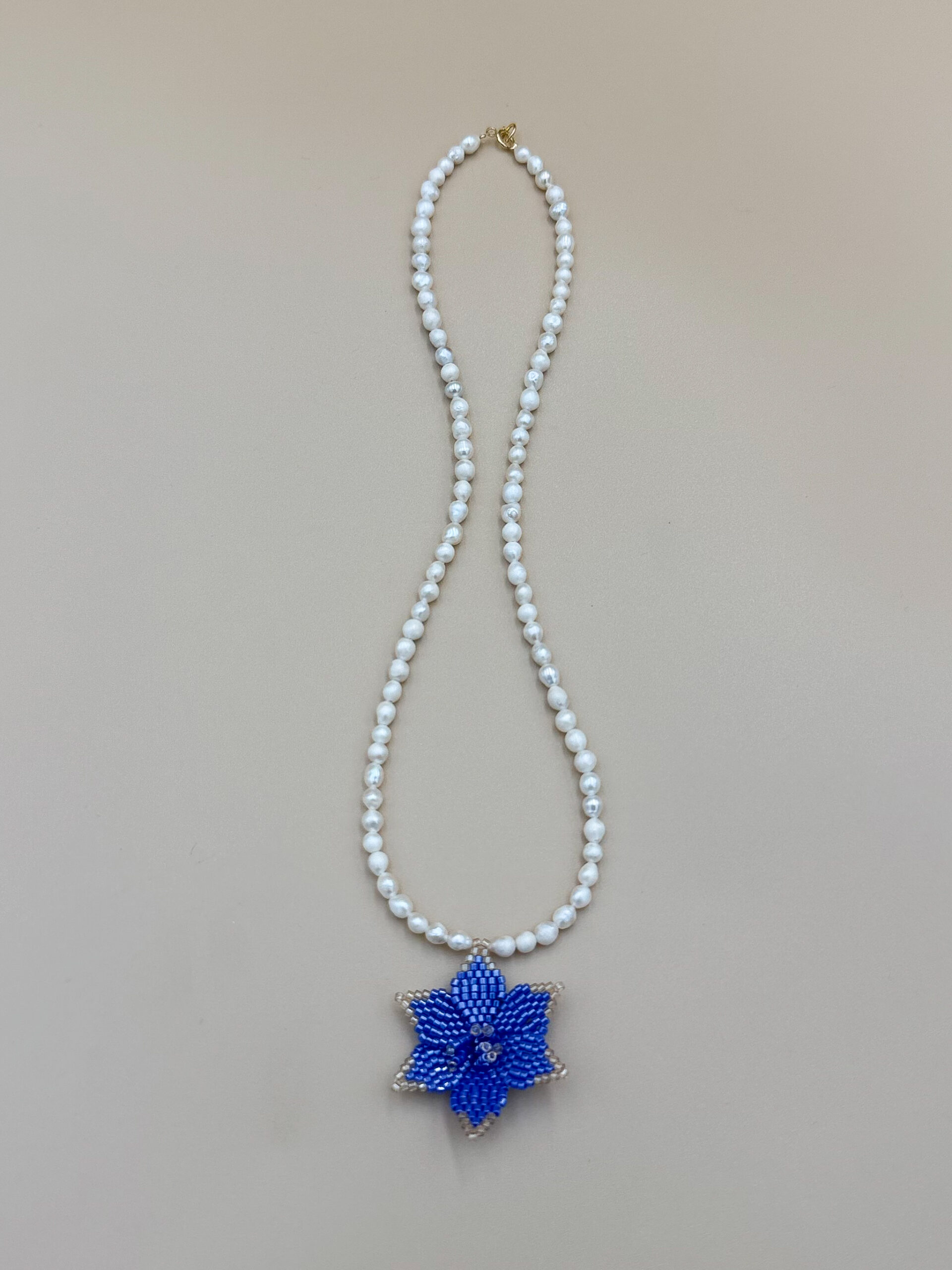 NASZYJNIK LILIA WODNA NA PERŁACH BLUE DAZZLING - obrazek 2