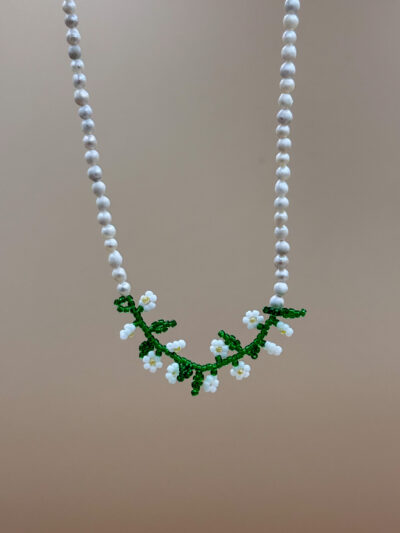 NASZYJNIK STOKROTKI NA PERŁACH