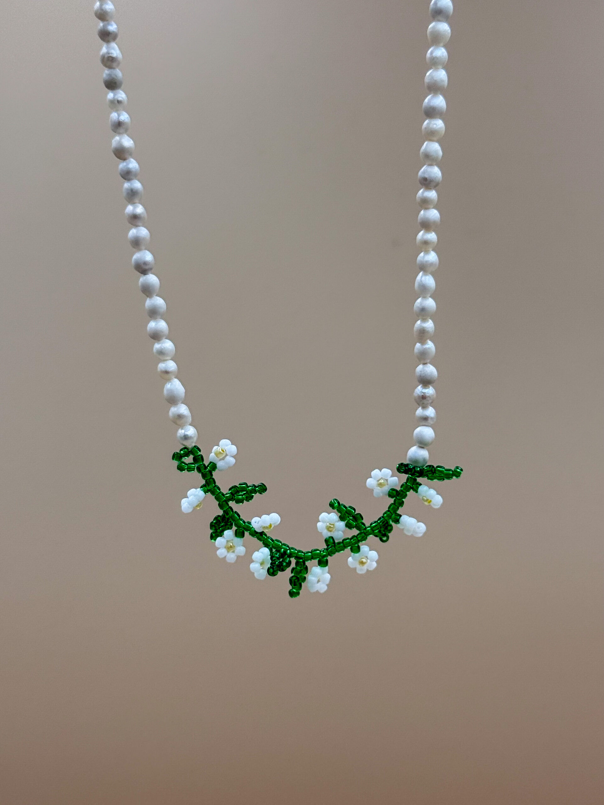 NASZYJNIK STOKROTKI NA PERŁACH