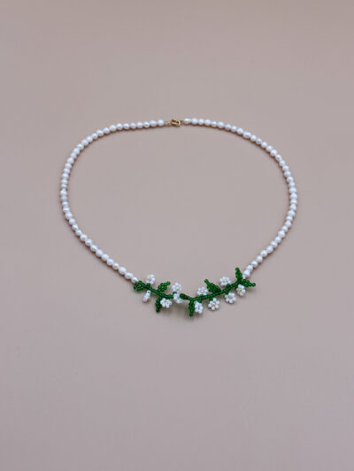 NASZYJNIK STOKROTKI NA PERŁACH