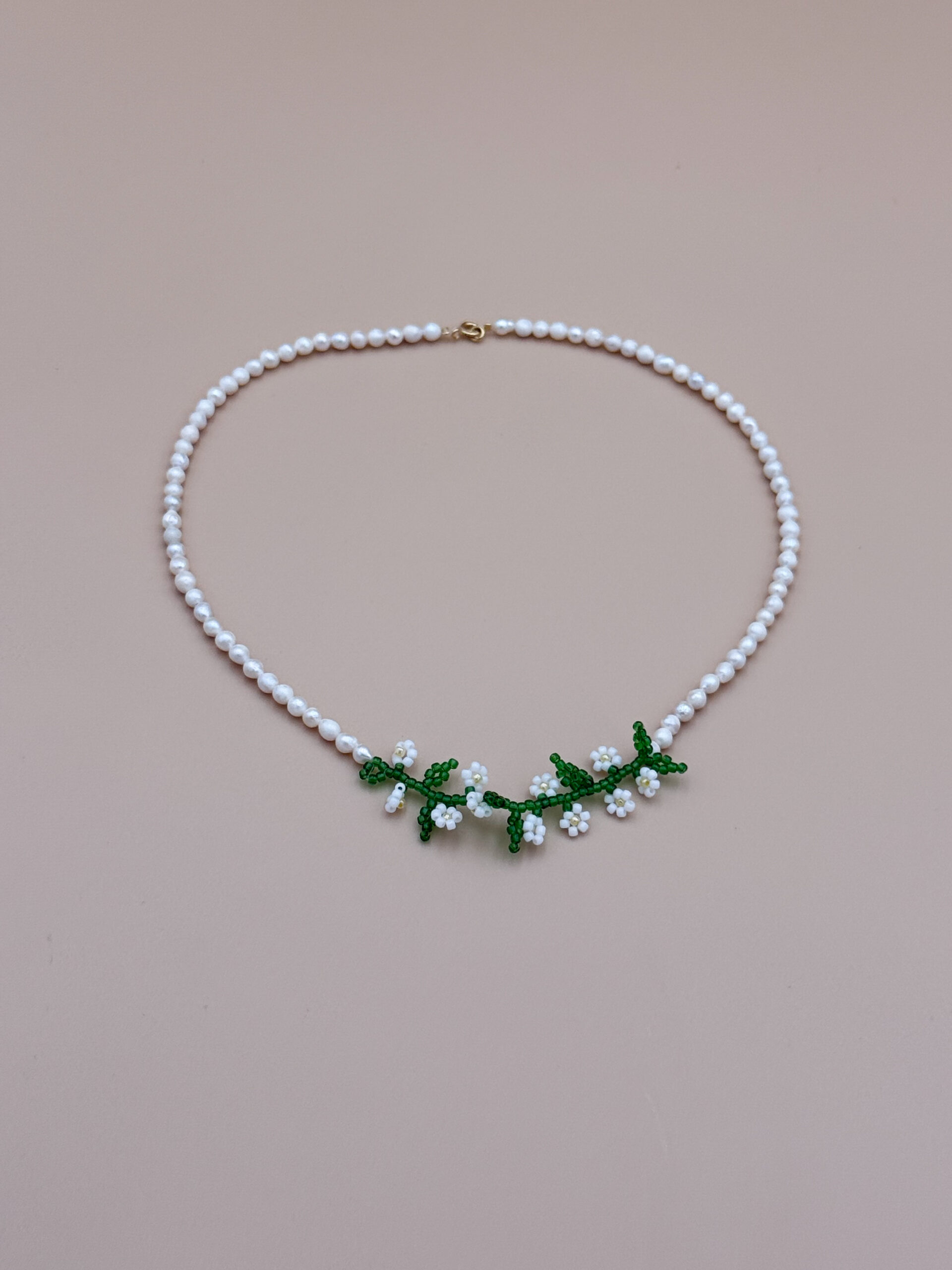 NASZYJNIK STOKROTKI NA PERŁACH - obrazek 2