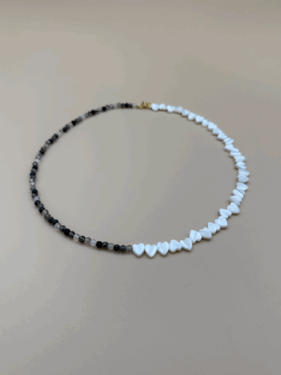 NASZYJNIK SERCA Z MUSZLI NA KWARCU NOIR