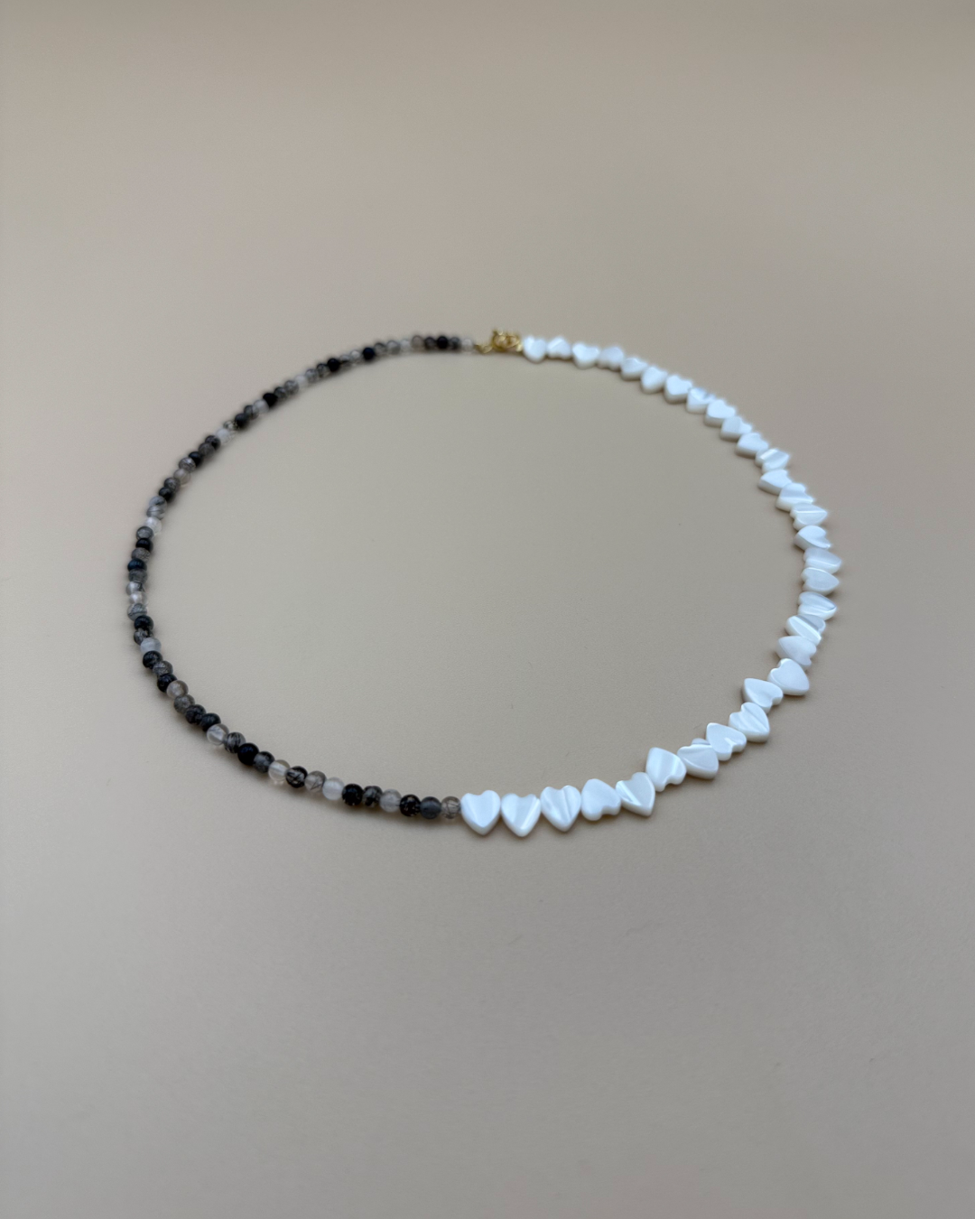 NASZYJNIK SERCA Z MUSZLI NA KWARCU NOIR - obrazek 2