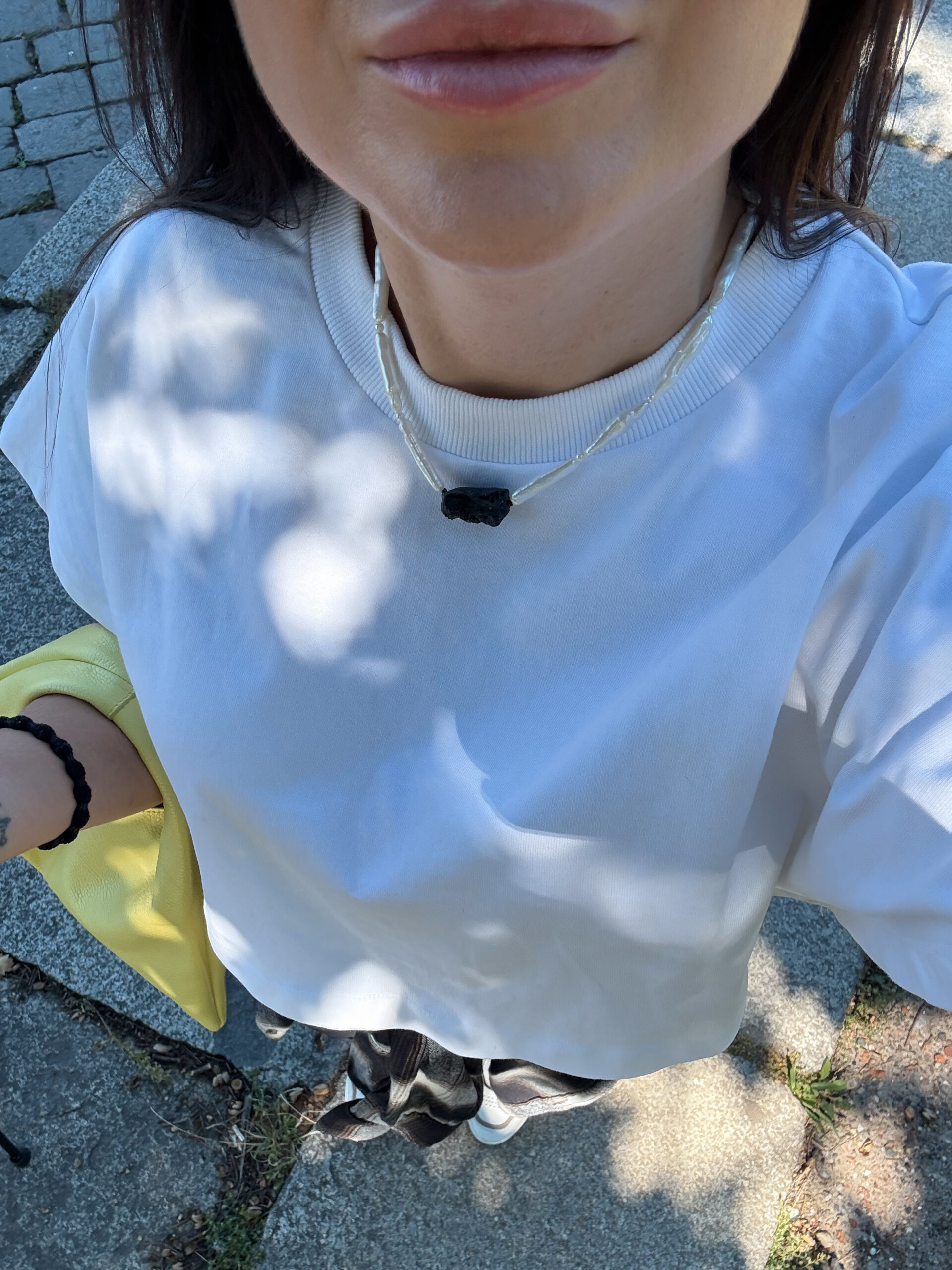 NASZYJNIK BRYŁA TURMALINU NA PODŁUŻNYCH PERŁACH - obrazek 4