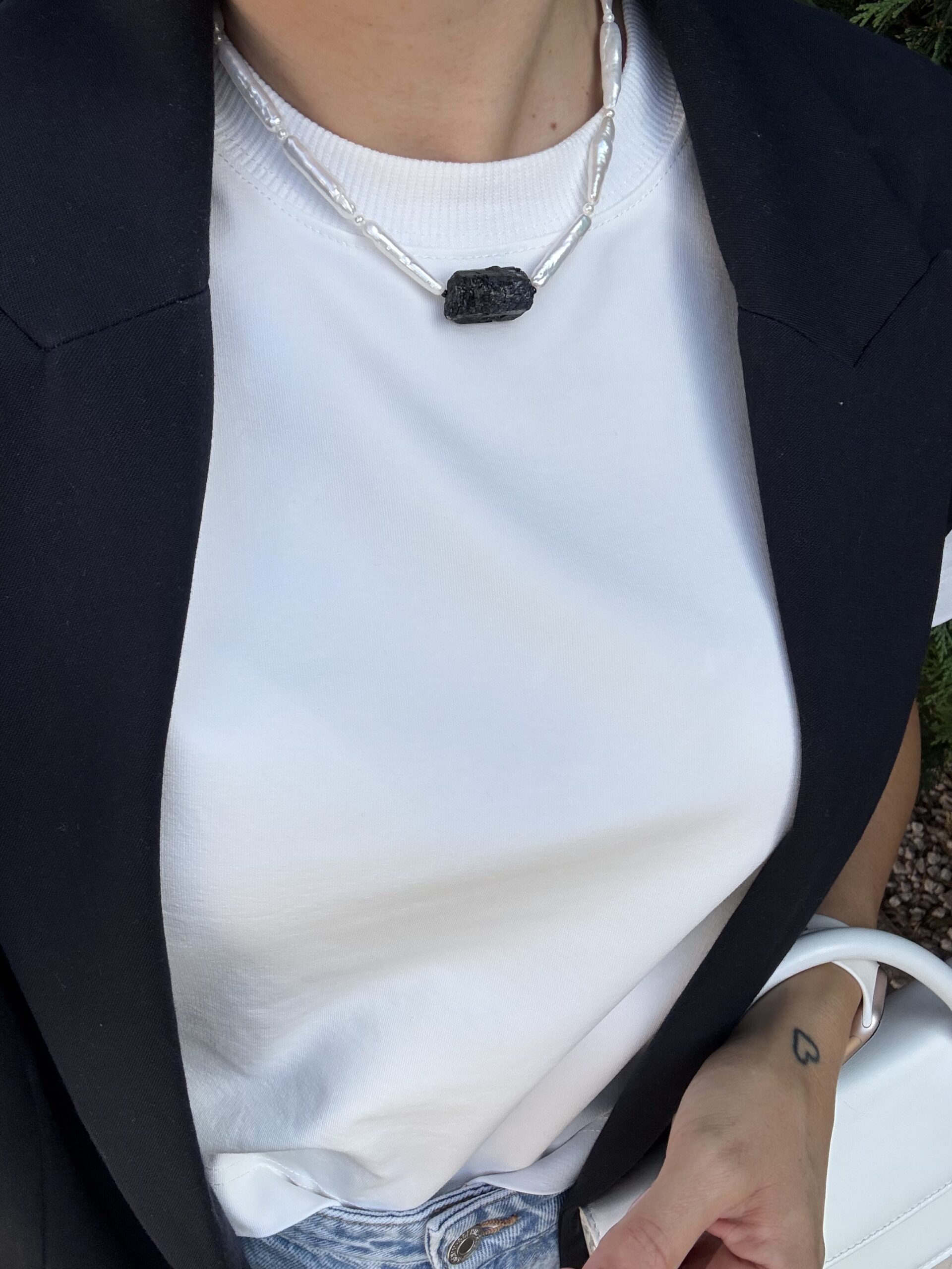 NASZYJNIK BRYŁA TURMALINU NA PODŁUŻNYCH PERŁACH - obrazek 2