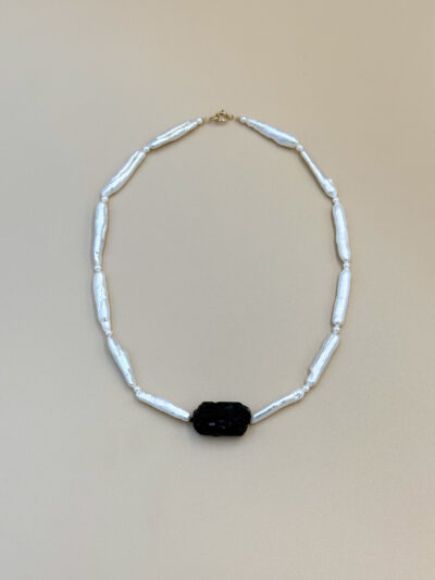 NASZYJNIK BRYŁA TURMALINU NA PODŁUŻNYCH PERŁACH