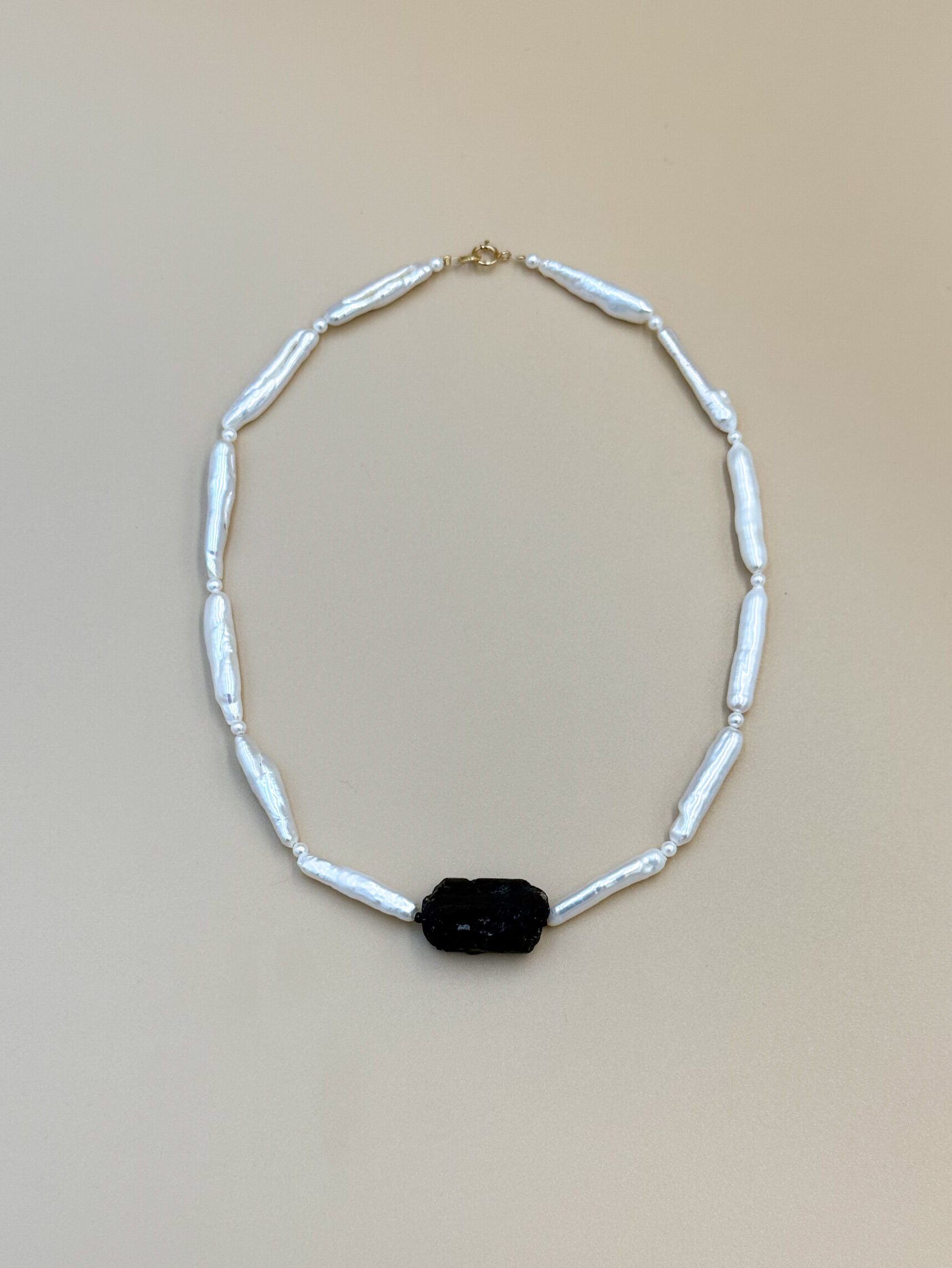 NASZYJNIK BRYŁA TURMALINU NA PODŁUŻNYCH PERŁACH