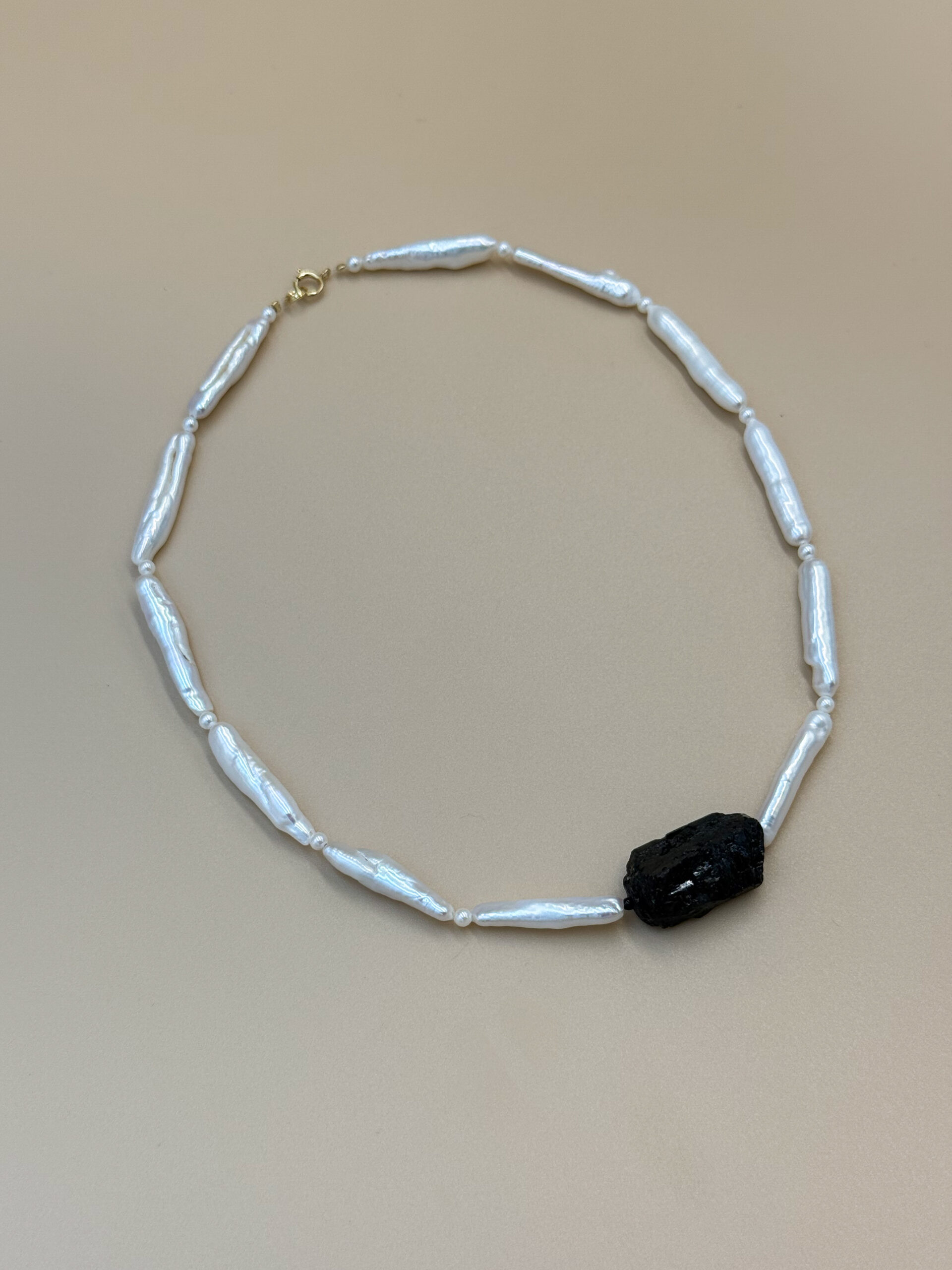 NASZYJNIK BRYŁA TURMALINU NA PODŁUŻNYCH PERŁACH - obrazek 5