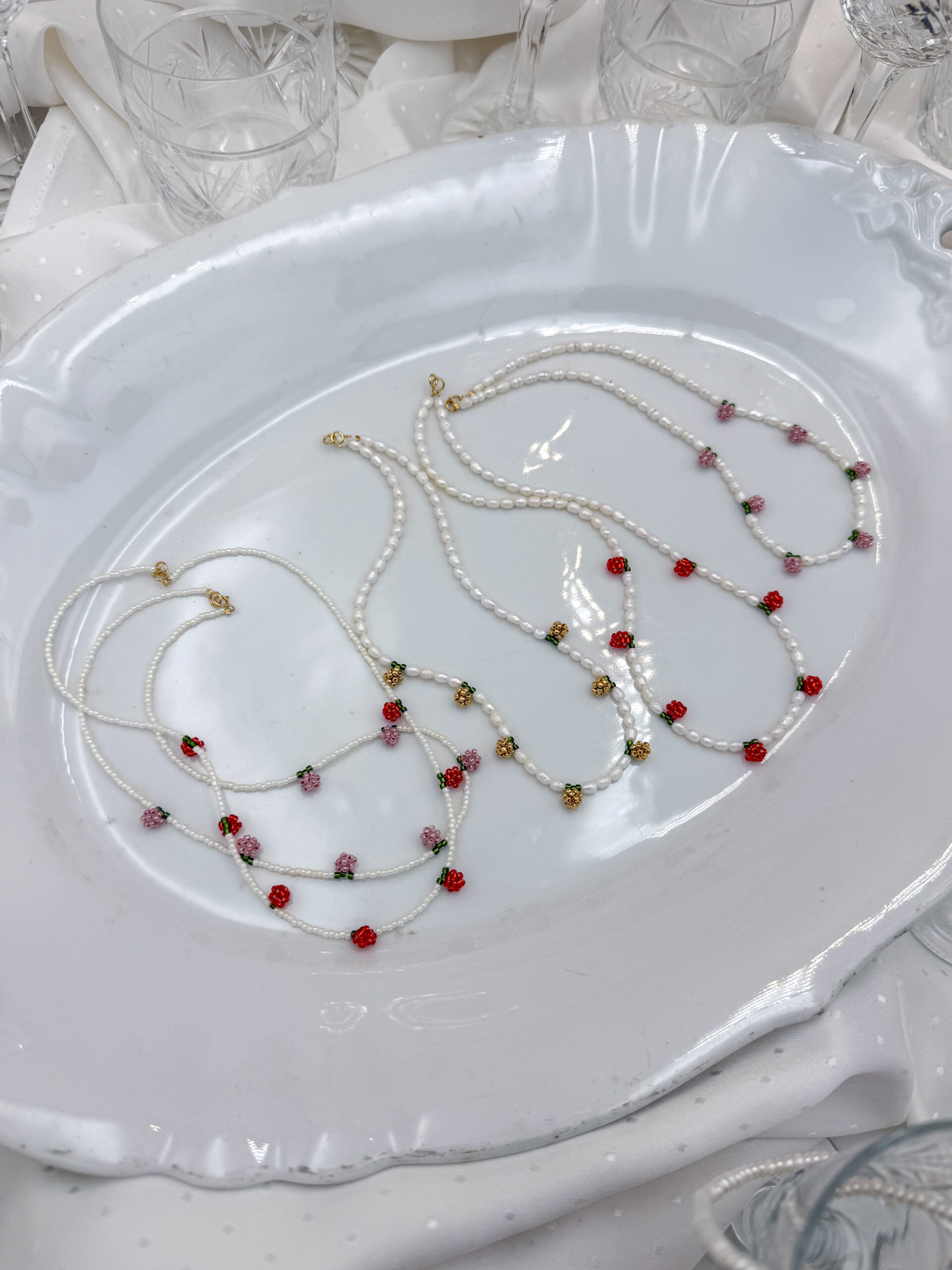 NASZYJNIK CZERWONE PĄKI RÓŻ NA KORALIKACH - obrazek 5