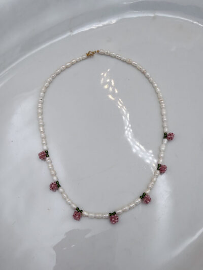 NASZYJNIK RÓŻOWE PĄKI RÓŻ NA PERŁACH