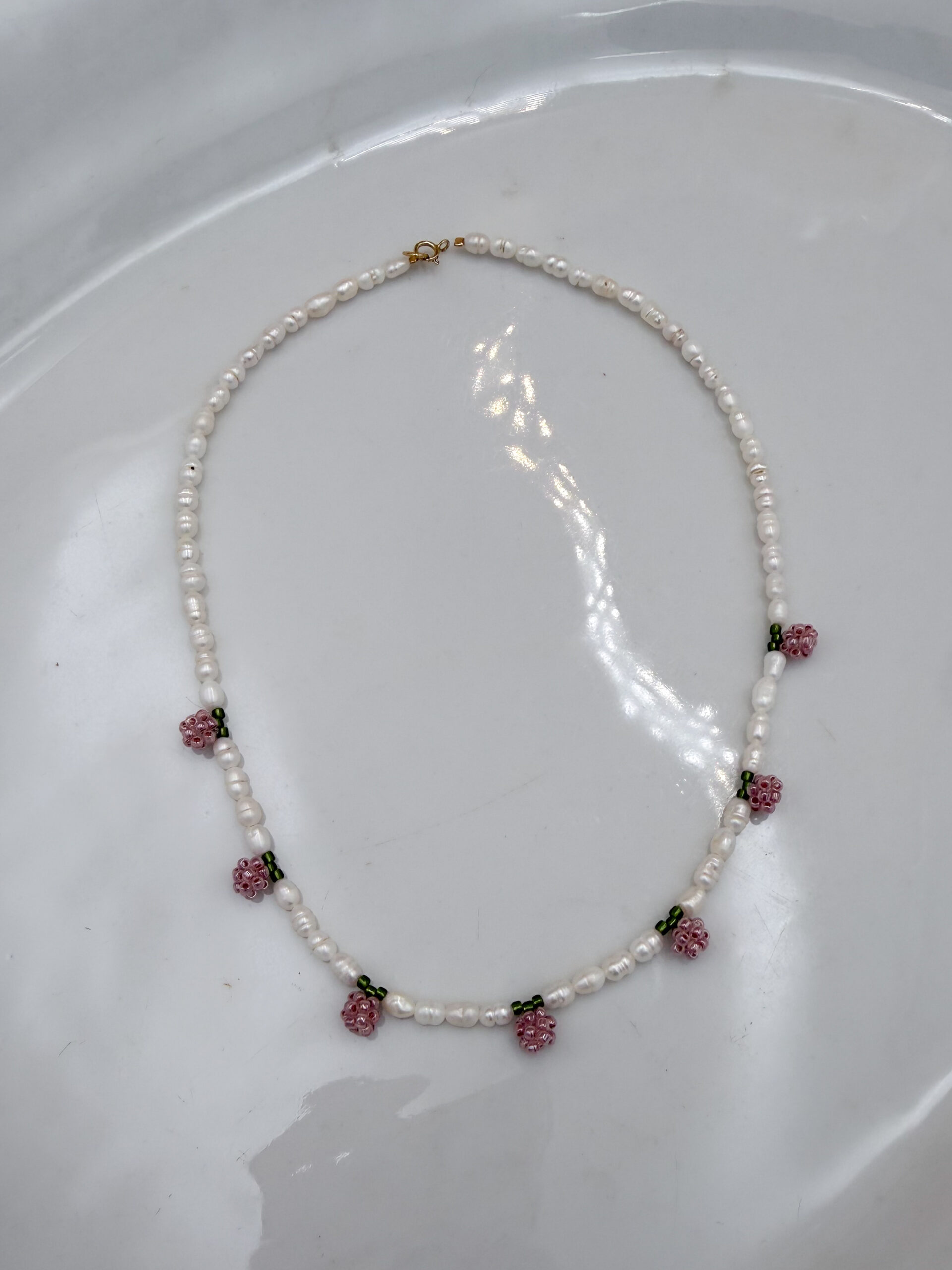 NASZYJNIK RÓŻOWE PĄKI RÓŻ NA PERŁACH