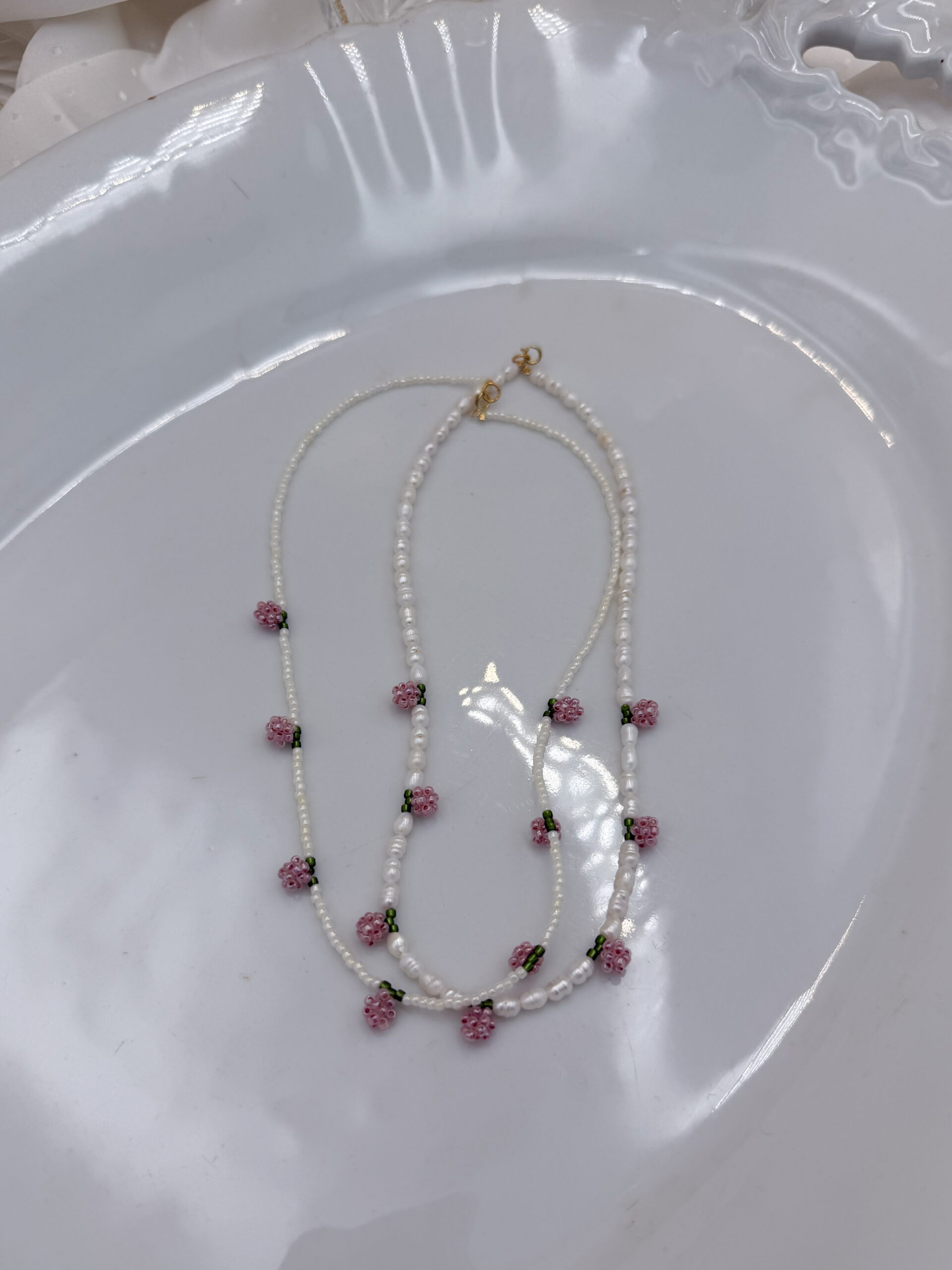 NASZYJNIK RÓŻOWE PĄKI RÓŻ NA PERŁACH - obrazek 3