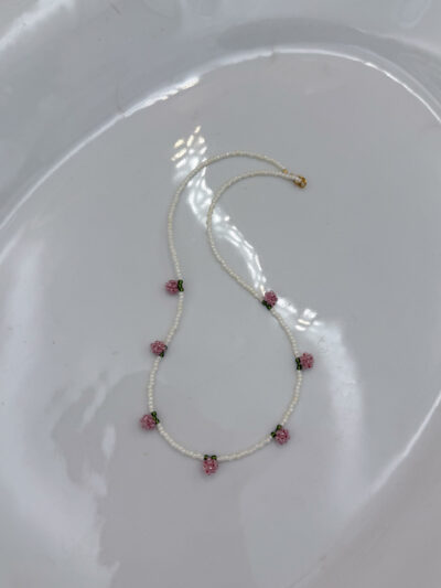 NASZYJNIK RÓŻOWE PĄKI RÓŻ NA KORALIKACH