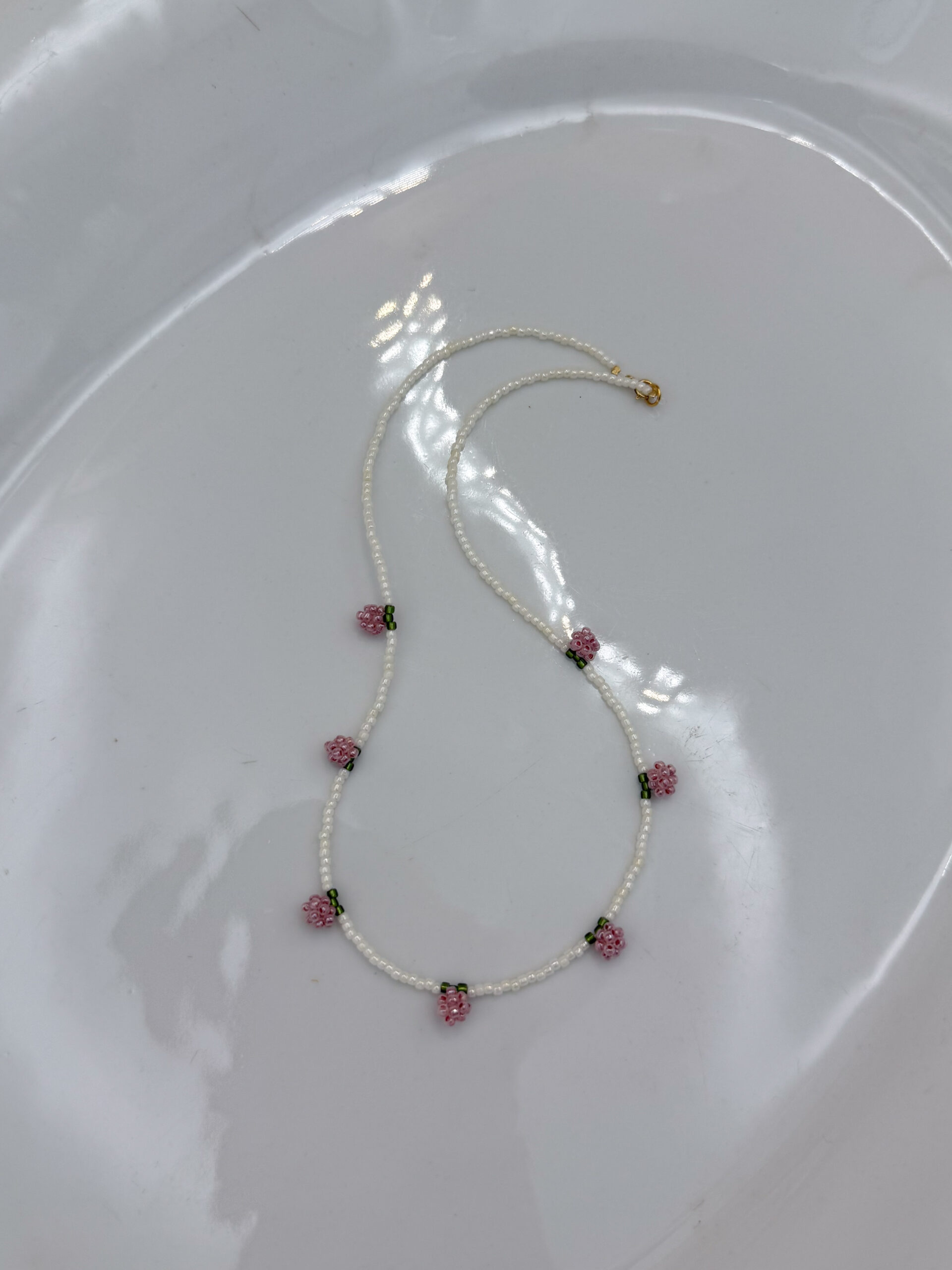 NASZYJNIK RÓŻOWE PĄKI RÓŻ NA KORALIKACH