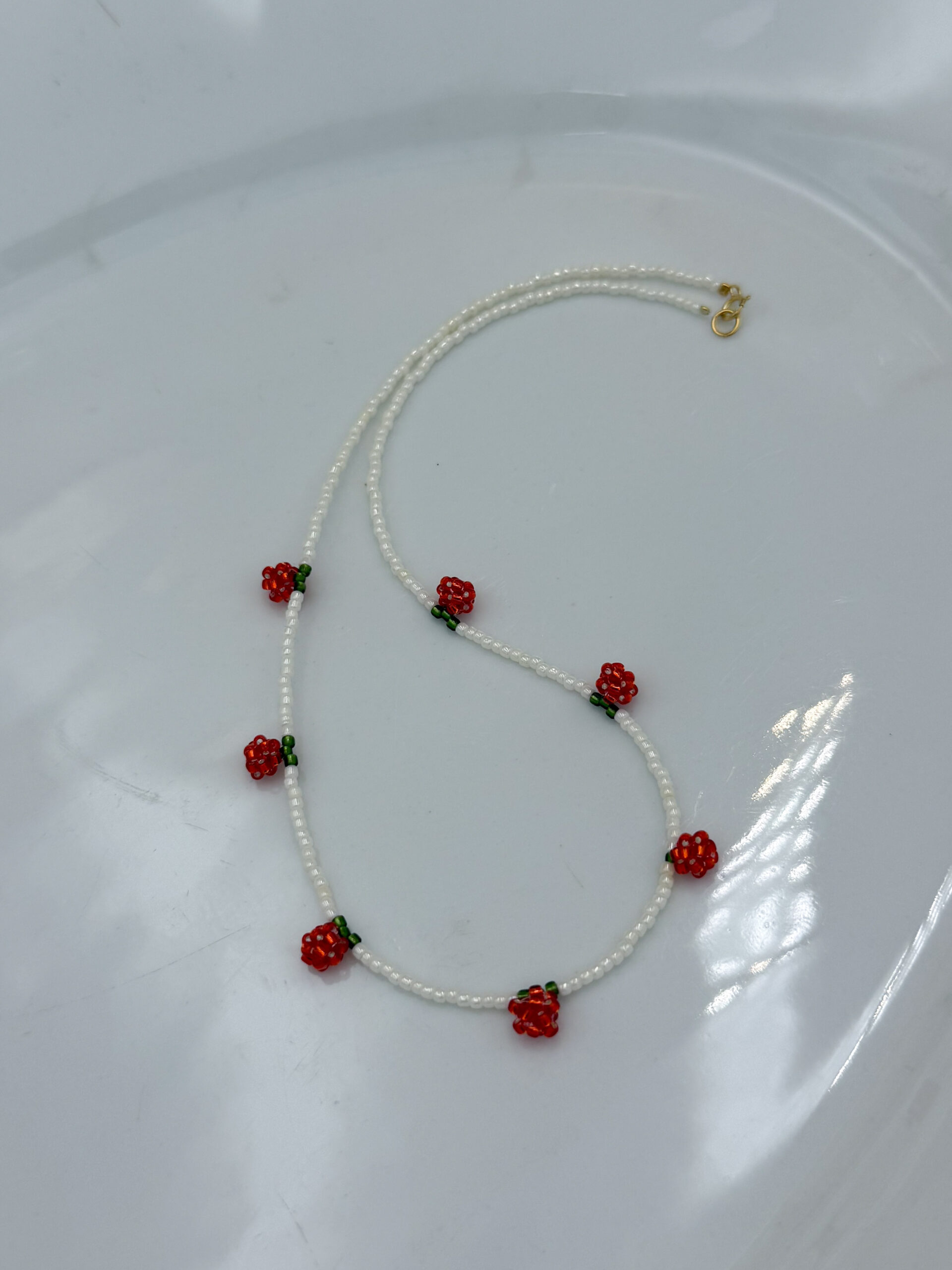 NASZYJNIK CZERWONE PĄKI RÓŻ NA KORALIKACH