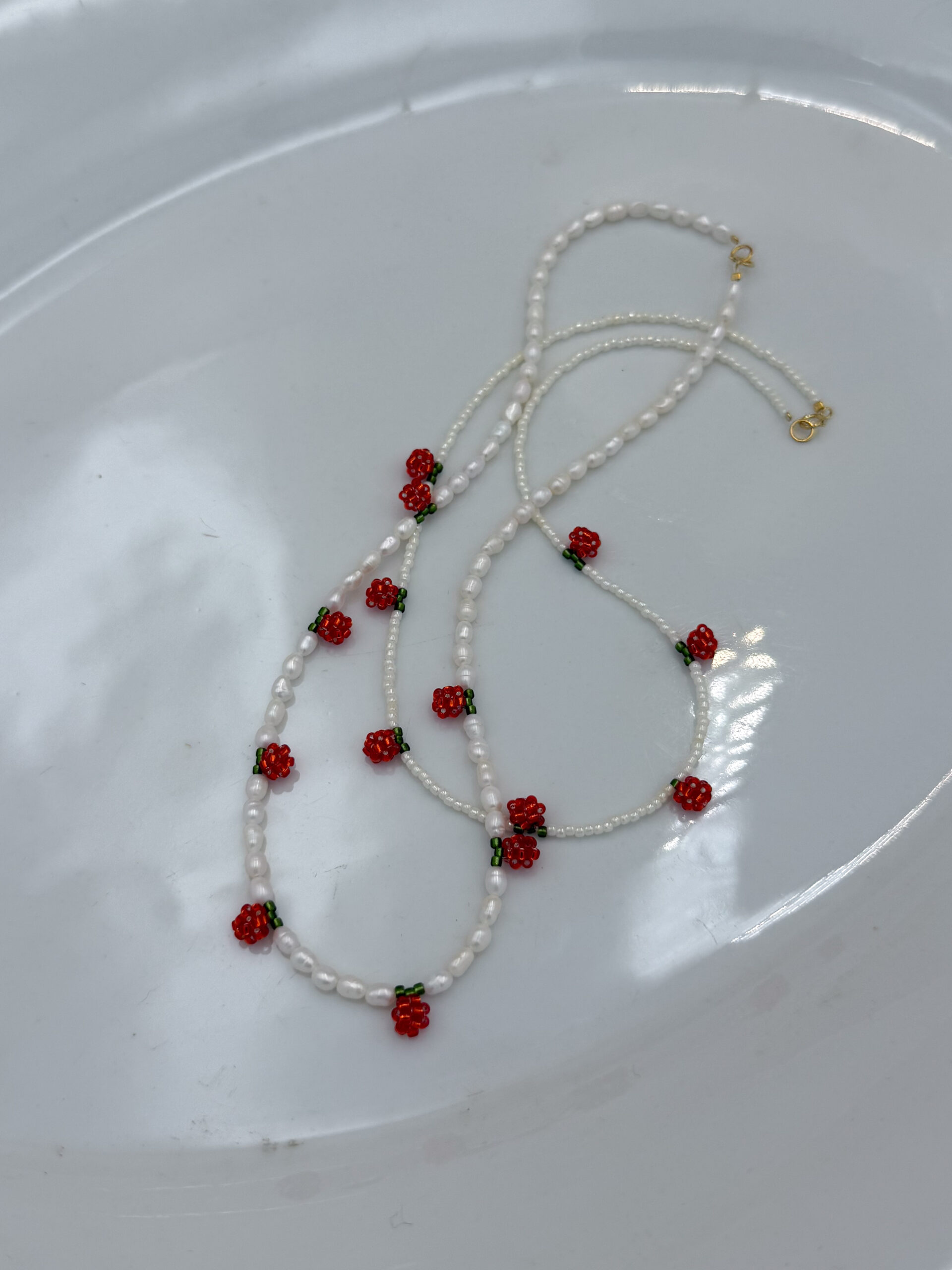 NASZYJNIK CZERWONE PĄKI RÓŻ NA KORALIKACH - obrazek 3