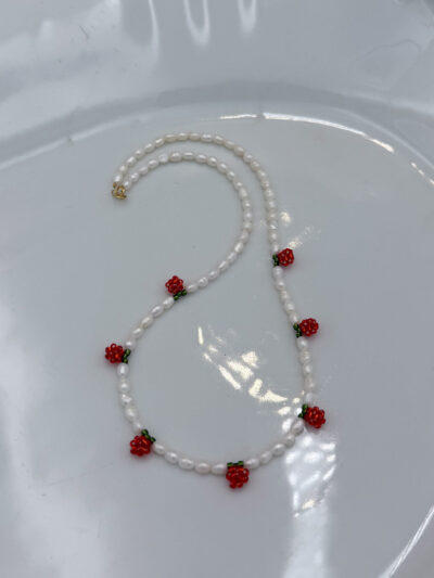 NASZYJNIK CZERWONE PĄKI RÓŻ NA PERŁACH