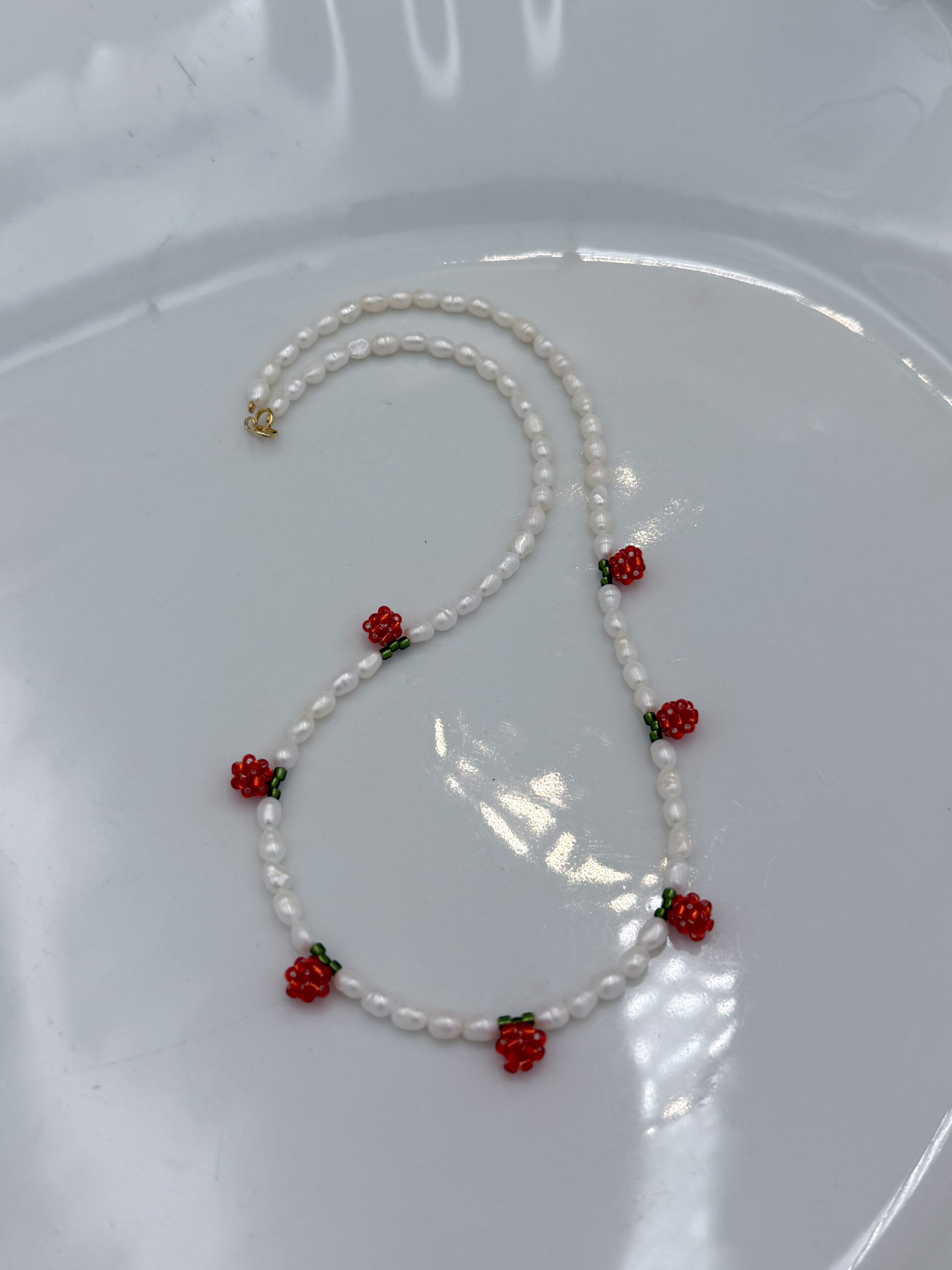 NASZYJNIK CZERWONE PĄKI RÓŻ NA PERŁACH