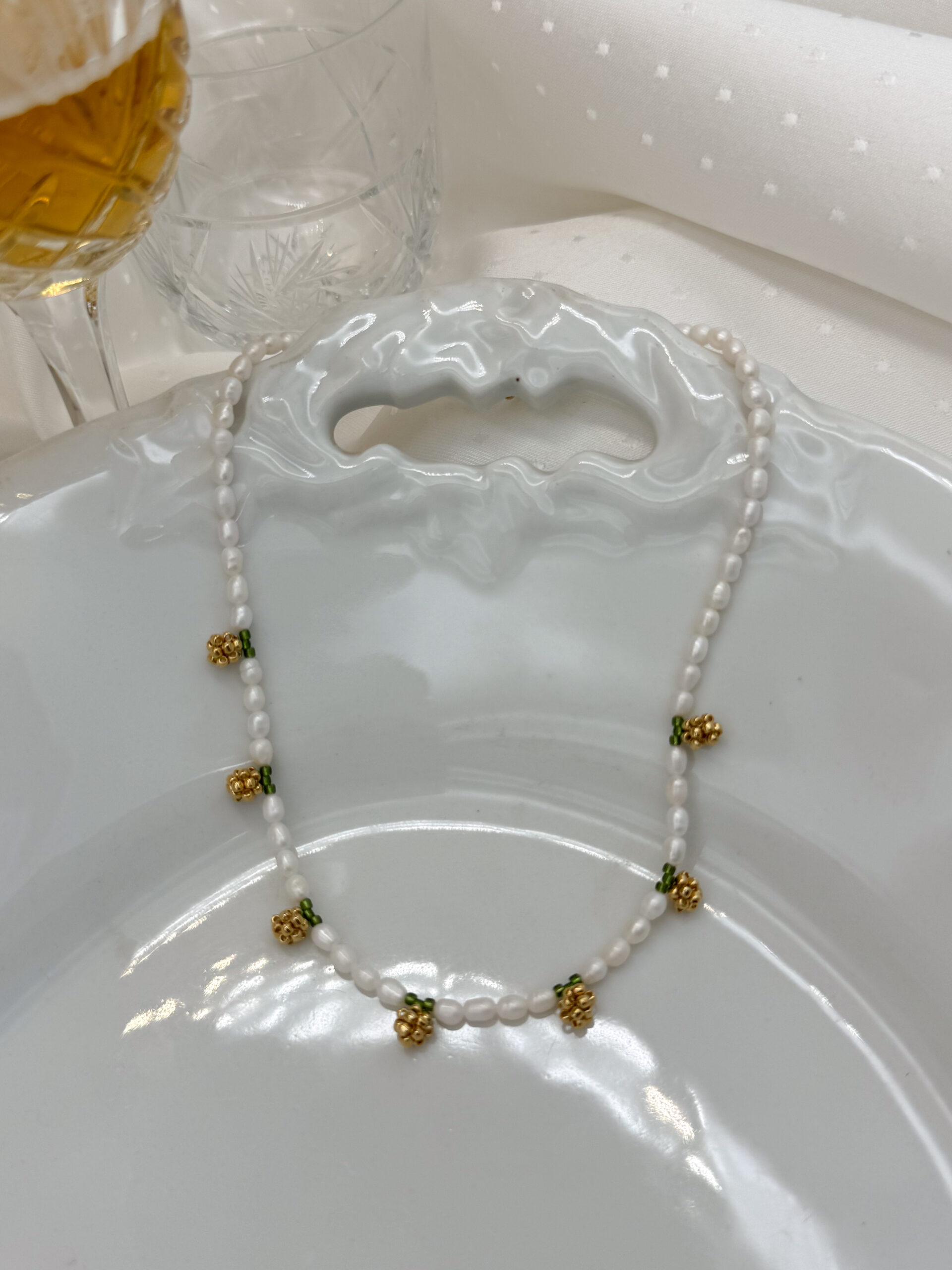 NASZYJNIK ZŁOTE PĄKI RÓŻ NA PERŁACH - obrazek 4